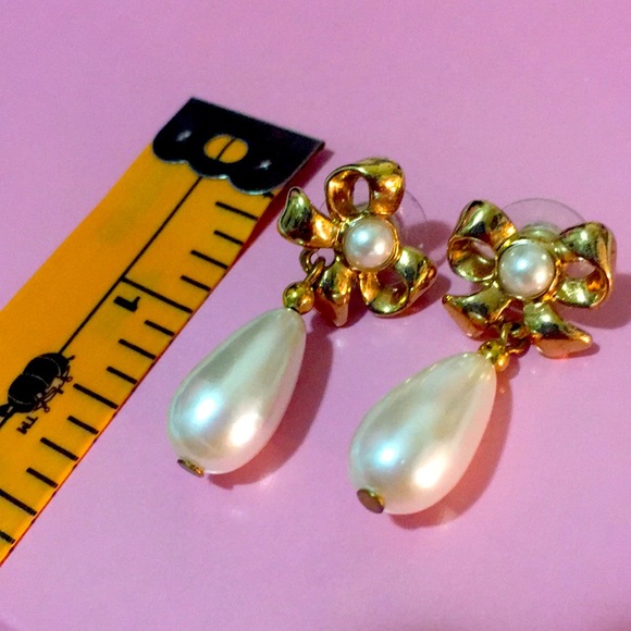 🆑🫧 CLEARANCE!🏷️ Gold-tone Ribbon and Faux Pearl Earrings Vintage - Picture 14 of 16